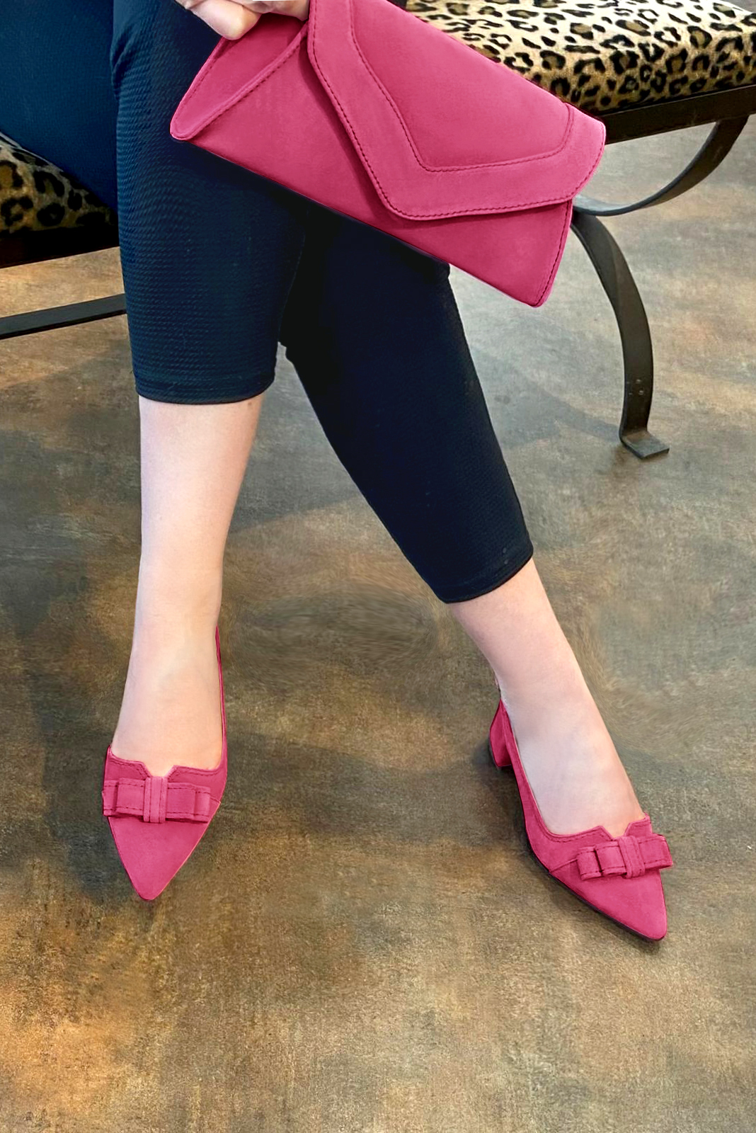 Fuschia pink women's open back shoes, with a knot. Tapered toe. Low flare heels. Worn view - Florence KOOIJMAN